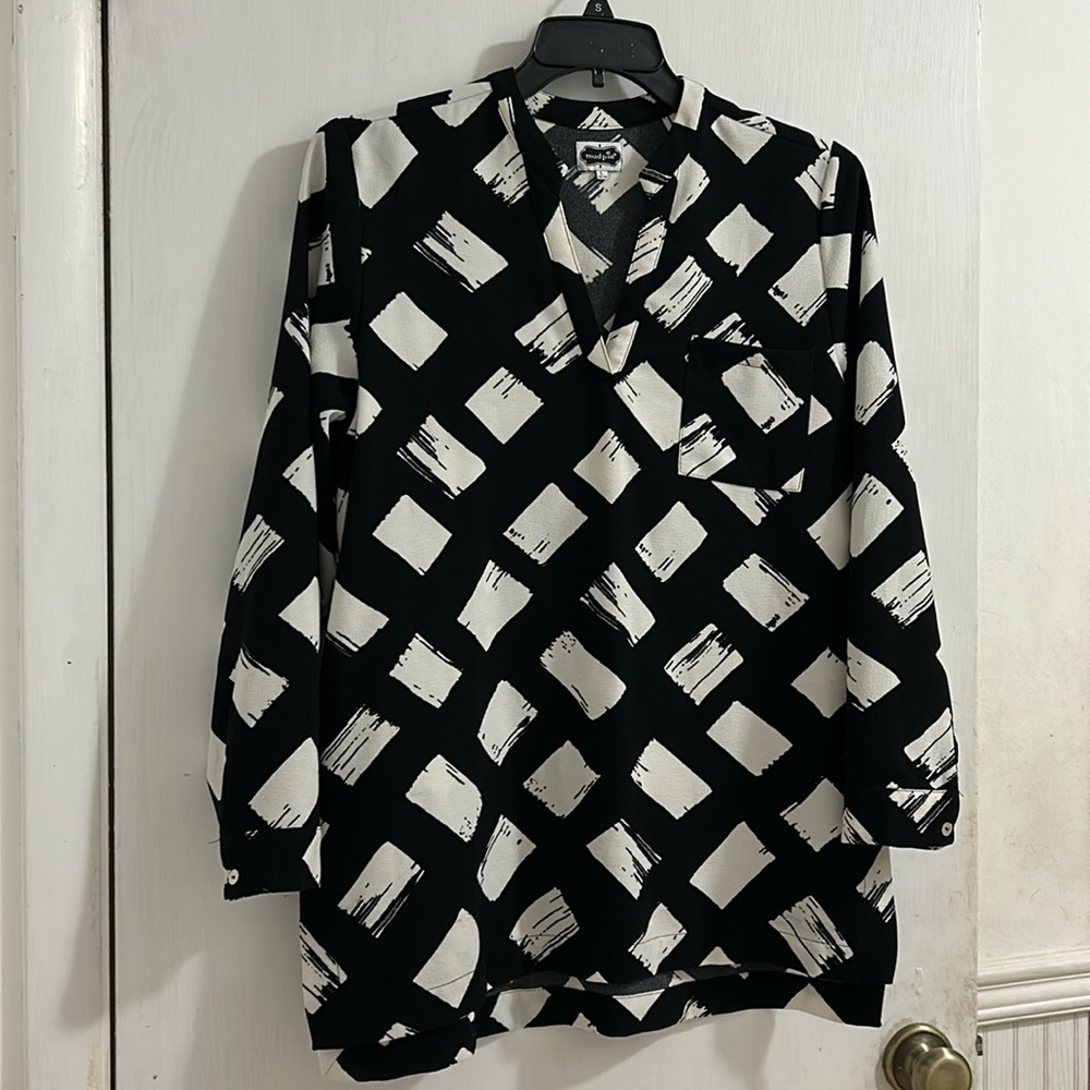 Mud Pie Black Long Sleeve Pull-on Tunic Top with White Geometric Designs.